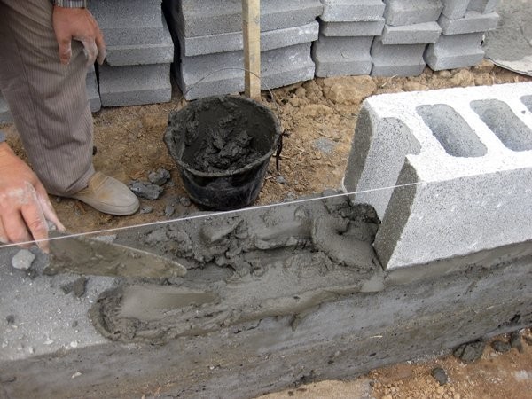 Xây tường rào bằng gạch block tiết kiệm chi phí